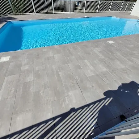 Les Pieds Quasi Dans L'eau Sanguinet